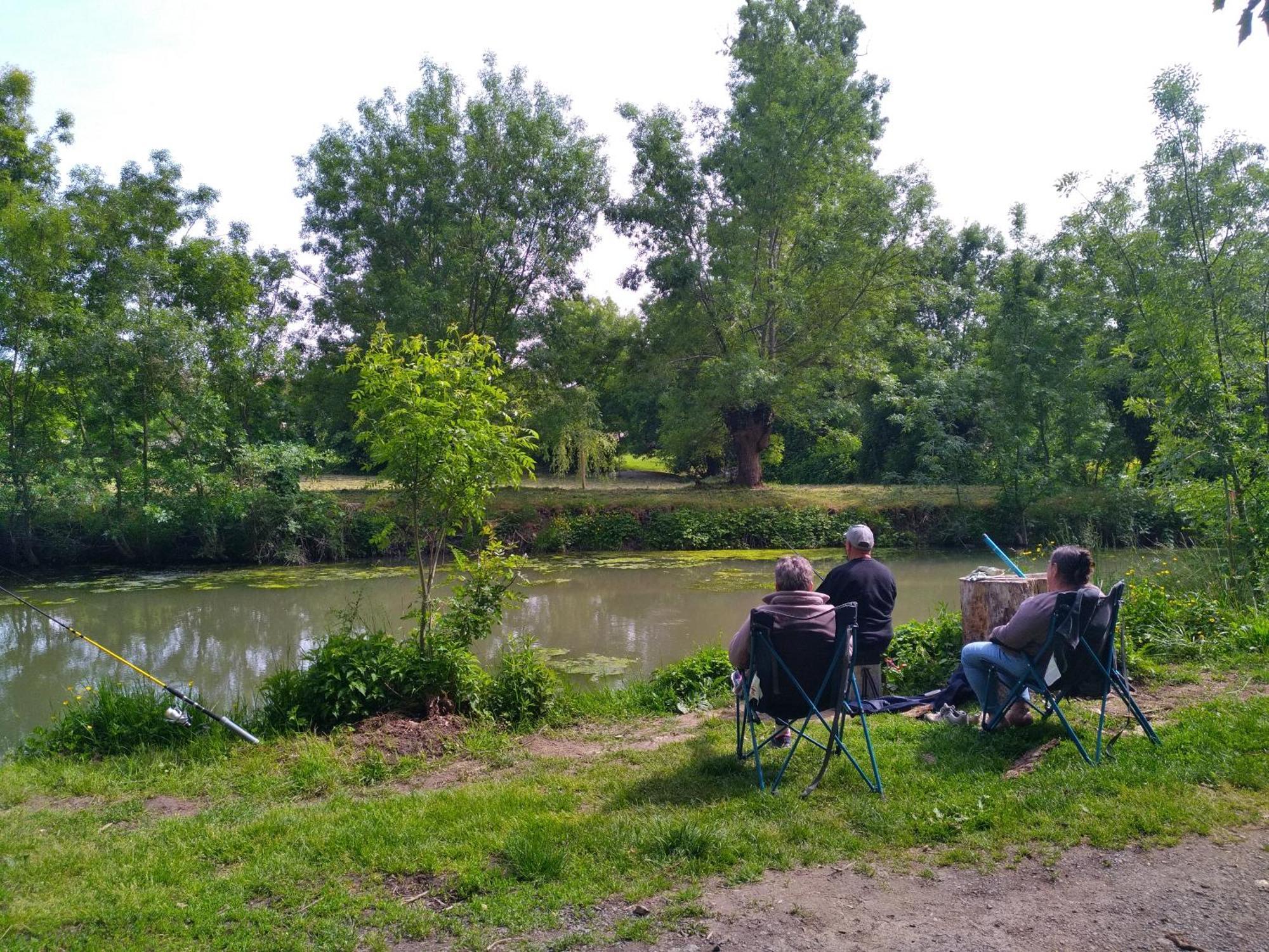 La Ferme Du Marais Poitevin - Roulotte Hotel Benet Exterior foto